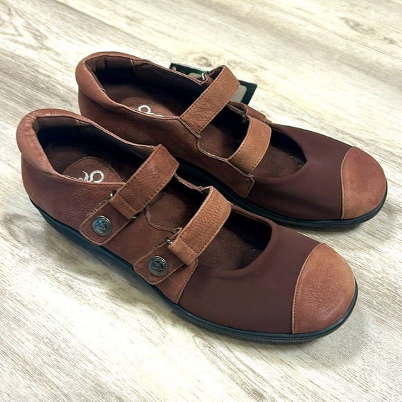 Gravity Defyer Mary Jane Shoes | Brown Two-Tone Leather Comfort Slip-On | 10 NWT - Picture 1 of 13